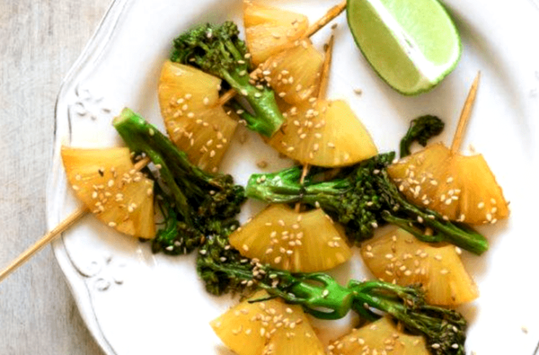 Brochetas de bimi y piña caramelizadas con soja y miel