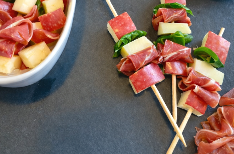 Brochetas de manzana, queso y jamón serrano