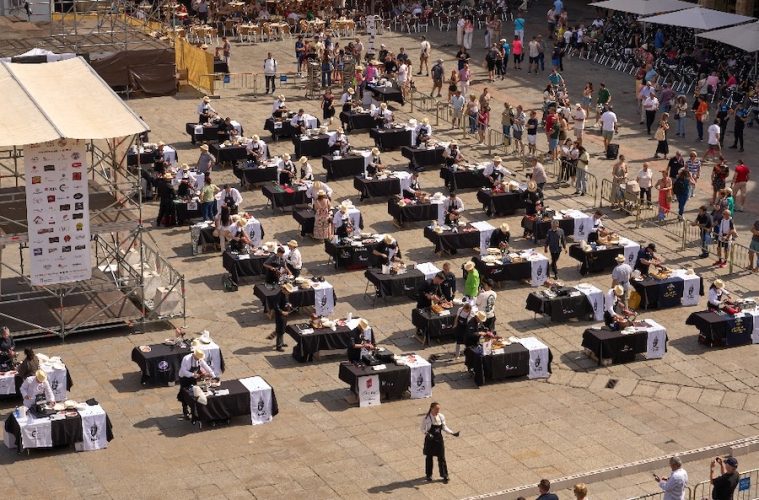 Cien cortadores en la Plaza Mayor de Salamanca como antesala del Foro Internacional del Ibérico (Foto: Foro)