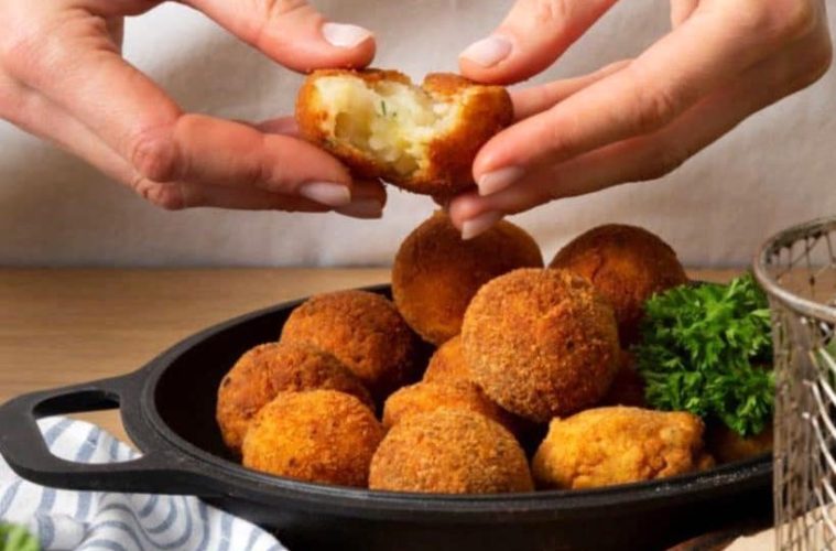 Croquetas de pollo y salsa barbacoa