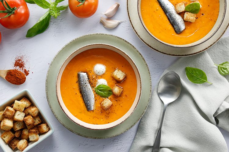 Sopa de tomate asado con sardinillas, mozzarella y croutones
