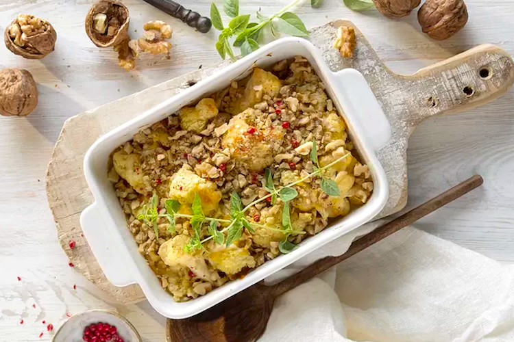 Coliflor sobrante al horno con queso y nueces