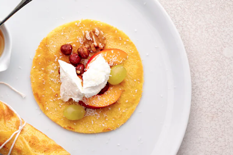 Crepes de harina de coco con fruta de temporada y frutos secos