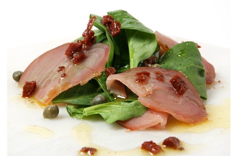 Ensalada de mojama de atún y espinacas
