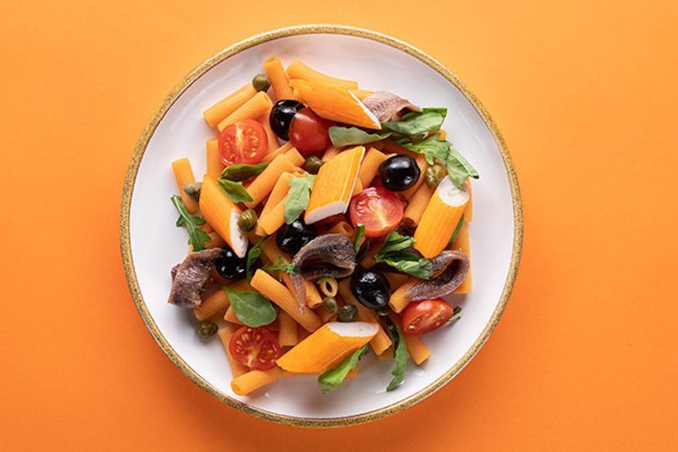 Ensalada de pasta de ayer con cangrejo y anchoas