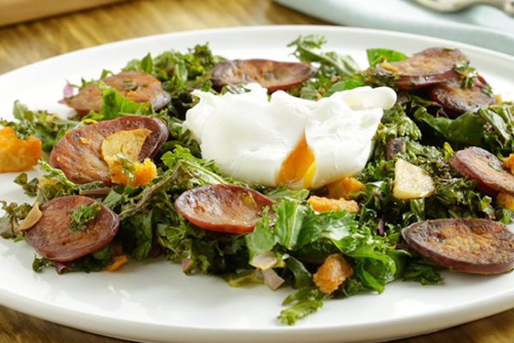 Kale con huevo escalfado y restos de chorizo
