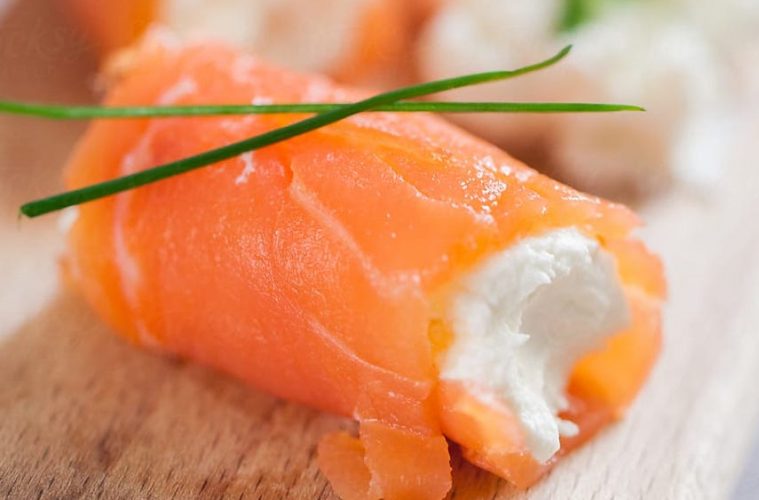 Rollitos de salmón ahumado con mousse de Cabrales sobrante