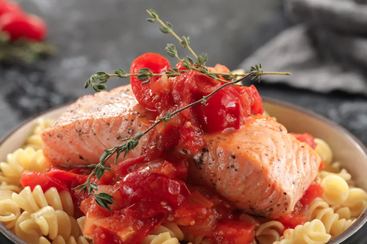 Salmón a la parrilla con pasta pomodoro