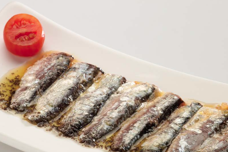 Sardinillas en conserva con vinagreta de tomate y aceite de aceituna negra