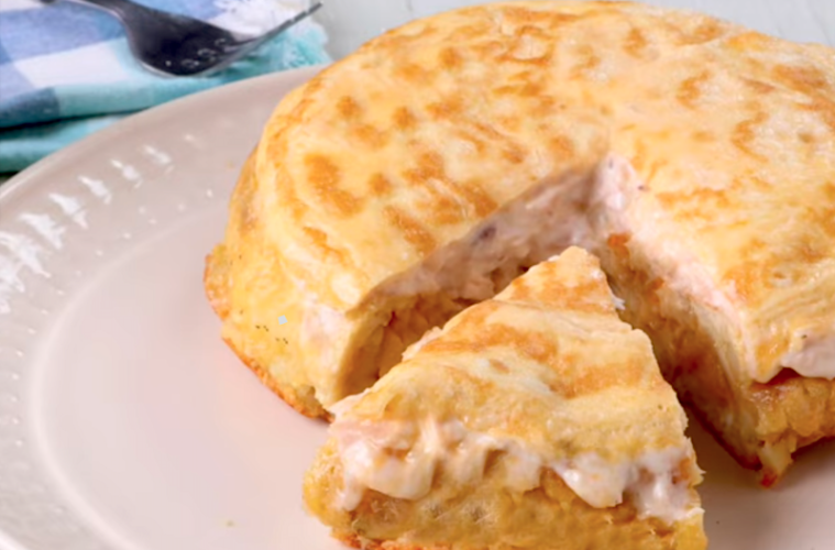 Tortilla de patata con relleno de bonito y mayonesa