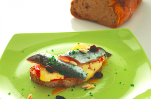 2Canapés de sardina marinada, tomate y queso Tetilla 2