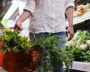 La cesta de la compra en verano, más llena y más cara que el resto del año