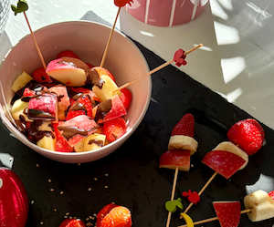 Macedonia de frutas con chocolate fundido