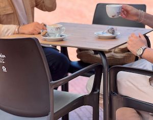 Sillas para hostelería hechas a partir de cápsulas usadas y posos de café 
