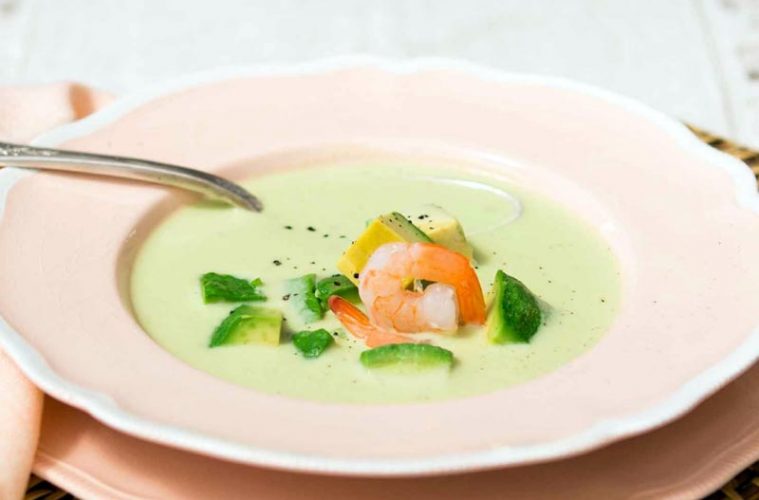 Crema fría de aguacates que hayan madurado con langostinos