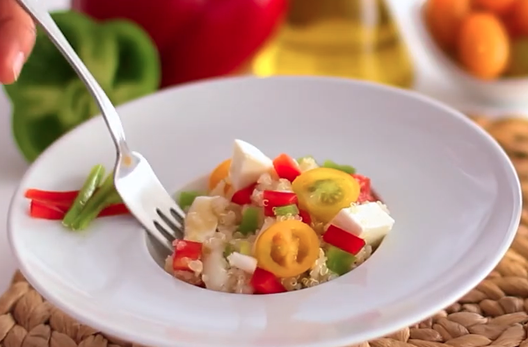 Ensalada de quinoa con verduras y queso fresco