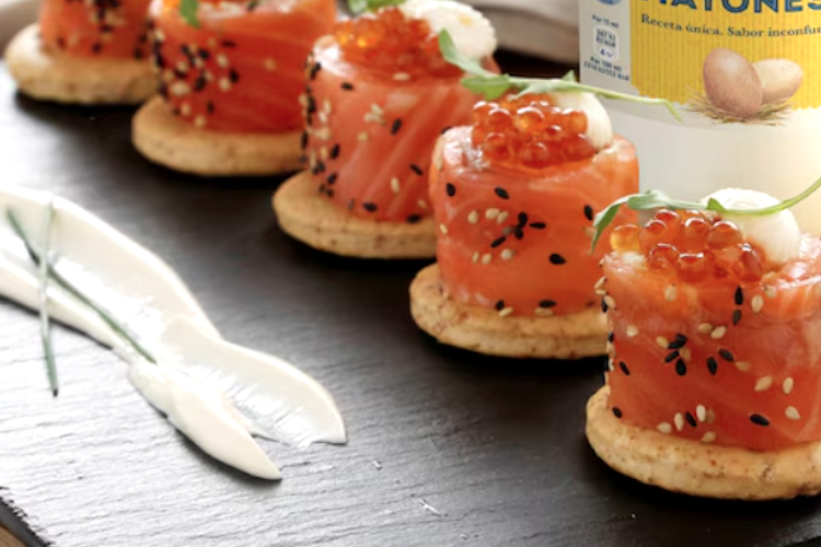 Falsos makis de salmón con mayonesa y sésamo negro