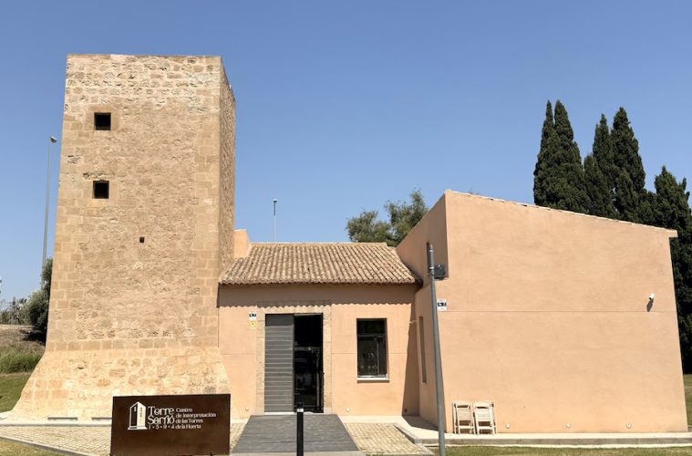 Inaugurada la Torre Sarrió, centro de interpretación de la Huerta de Alicante y memoria histórica del vino