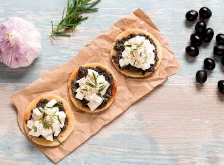 Minipizzas de tapenade y queso fresco
