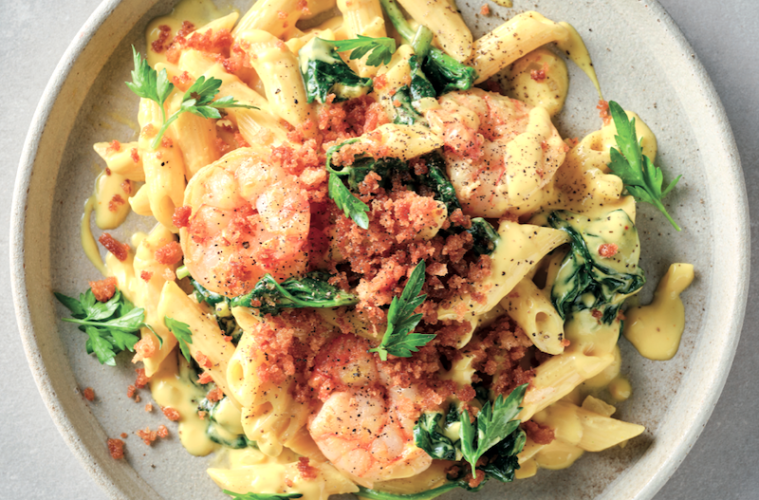 Pasta con gambas, espinacas y salsa de azafrán