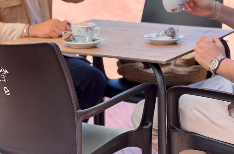 Sillas para hostelería hechas con cápsulas usadas, posos de café y plástico reciclado