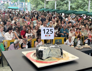 Cabrales consigue su sexto récord Guinness: 37 500 euros por el mejor queso del año