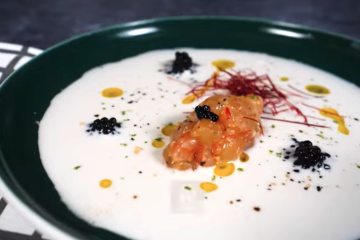 Ajoblanco de coco con tartar de gambas