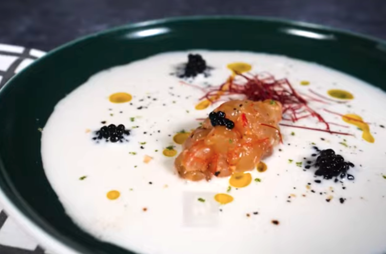 Ajoblanco de coco con tartar de gambas
