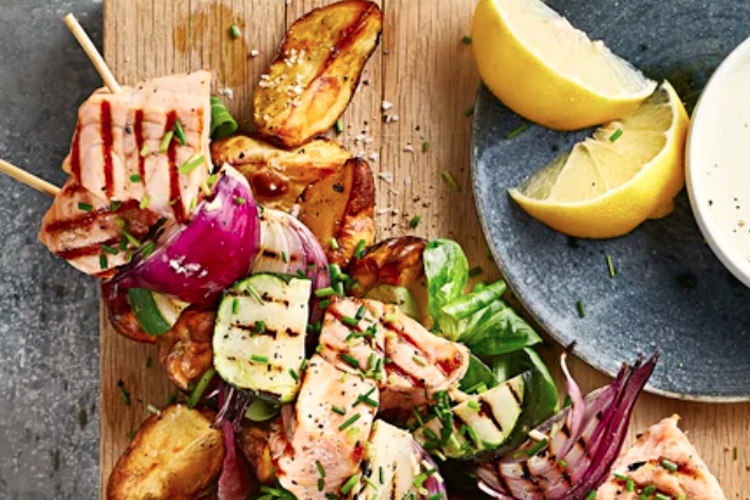 Brochetas de salmón y verduras a la parrilla