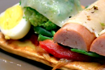 Coca con restos de verduras y salchichas