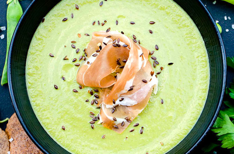 Crema fría de melón con jamón crujiente y queso feta