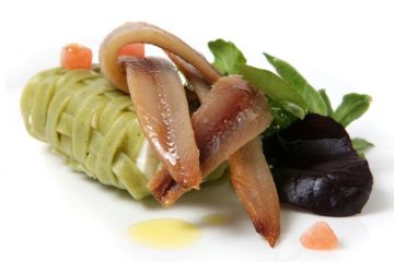 Ensalada de pasta con mozzarella y anchoas ahumadas
