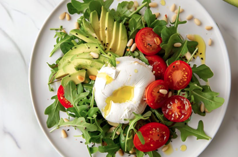 Ensalada de rúcula, burrata y aguacate empezando a madurar