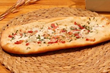 Flammkuchen con bacon y la parte verde de la cebolleta