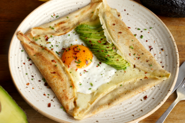 Galettes de aguacate, queso y huevo