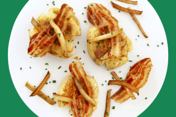 Patatas aplastadas con panceta crujiente y manzana