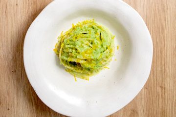 Spaghetti con crema de brócoli y mojama
