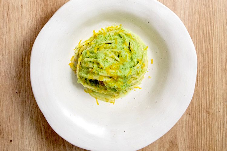 Spaghetti con crema de brócoli y mojama