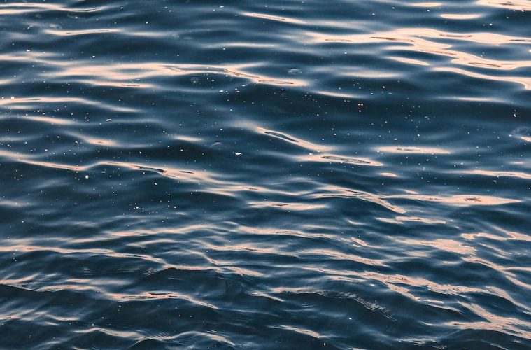 Un proyecto avanza en la eliminación de los microplásticos del agua