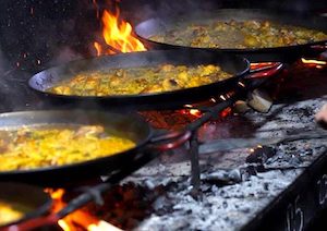 Doce cocineros internacionales compiten este domingo en Valencia por la mejor paella del mundo