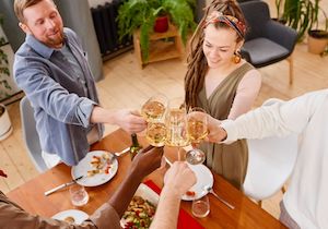 La noche perfecta en casa: menú, maridaje y entretenimiento moderno