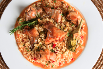 Arroz caldoso de conejo y alcachofas