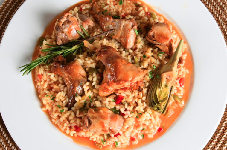 Arroz caldoso de conejo y alcachofas