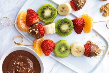 Brochetas de fruta que vaya a madurar con chocolate y nueces