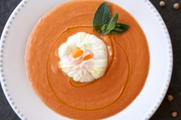 Crema fría de garbanzos y huevo poché