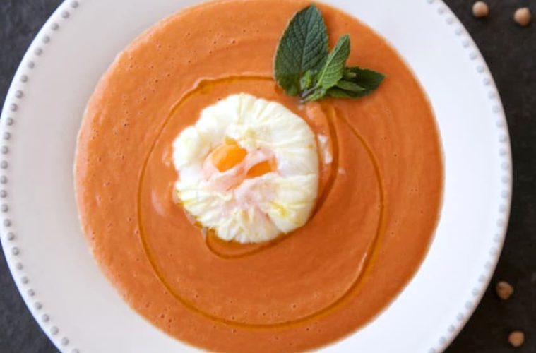 Crema fría de garbanzos y huevo poché