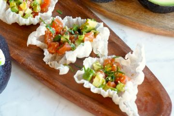 Crujientes de arroz con tartar de salmón y aguacate