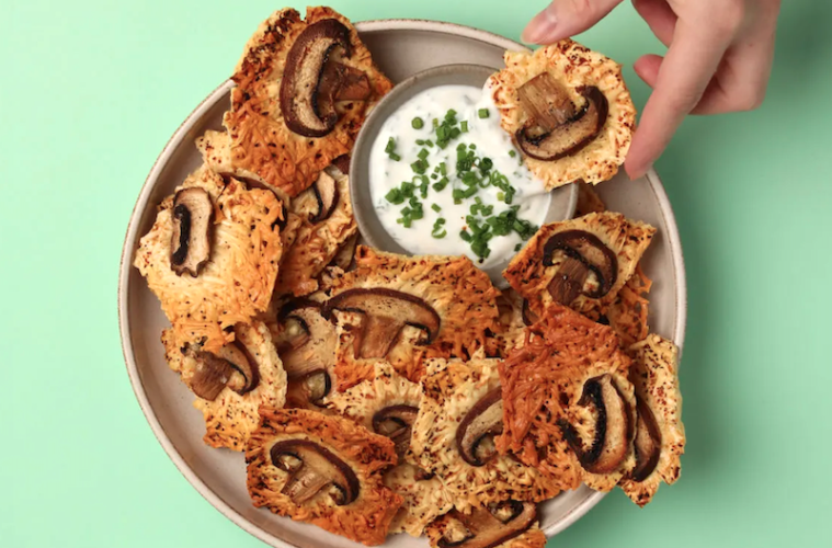 Crujientes de parmesano y champiñones