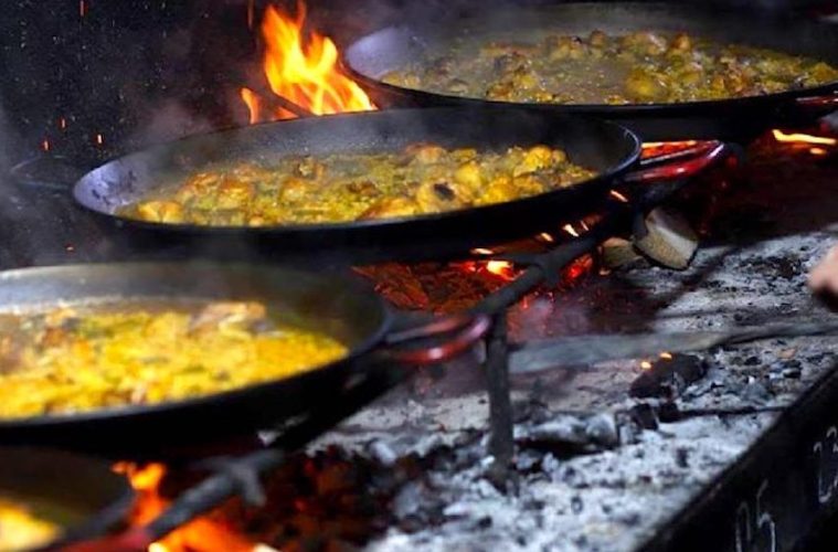 Doce cocineros internacionales compiten este domingo en Valencia por la mejor paella del mundo