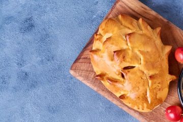 Empanada de carne con salsa de tomate natural Foto Choví)